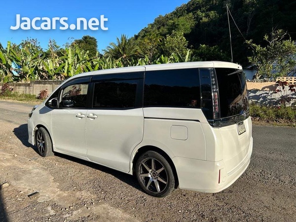 Toyota Voxy 1,8L 2015-4
