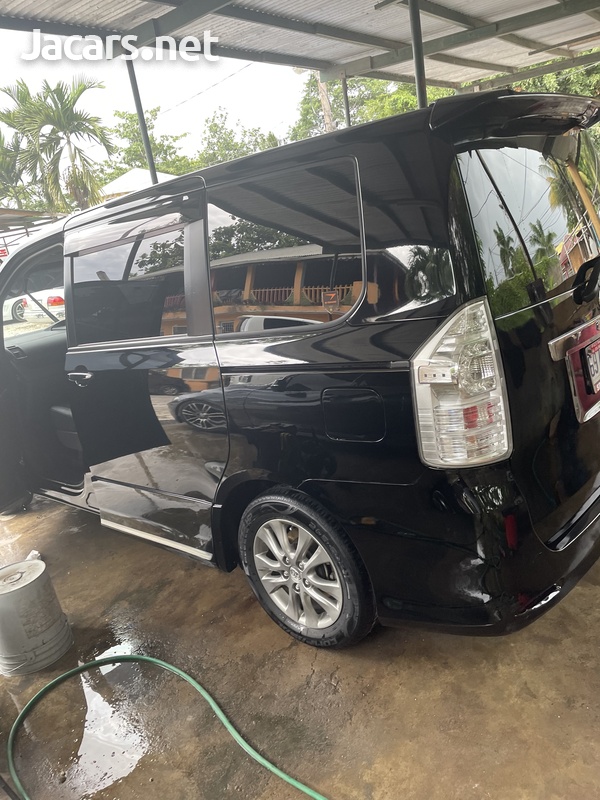 Toyota Voxy 2,0L 2012-5