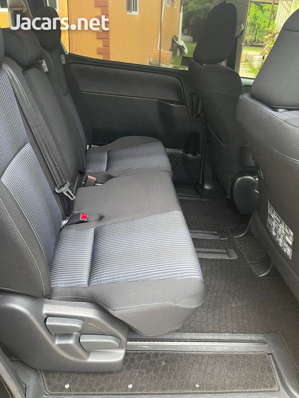 Toyota Voxy 2,0L 2014-8