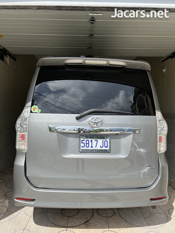 Toyota Voxy 2,0L 2012-3