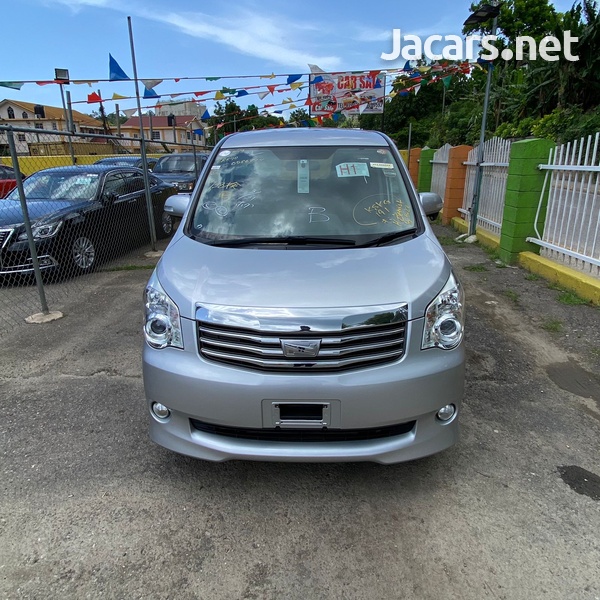 Toyota Noah 2,0L 2013-2