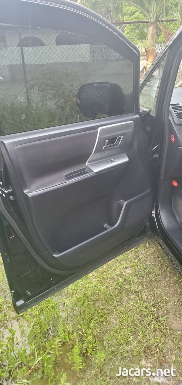 Toyota Voxy 2,0L 2012-6
