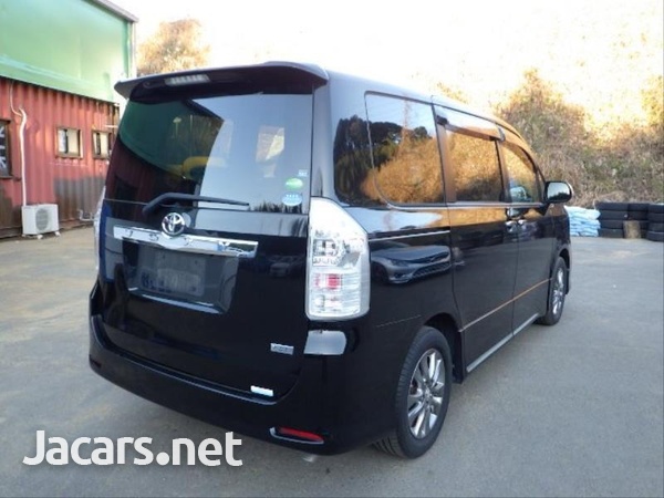 Toyota Voxy 2,0L 2013-1