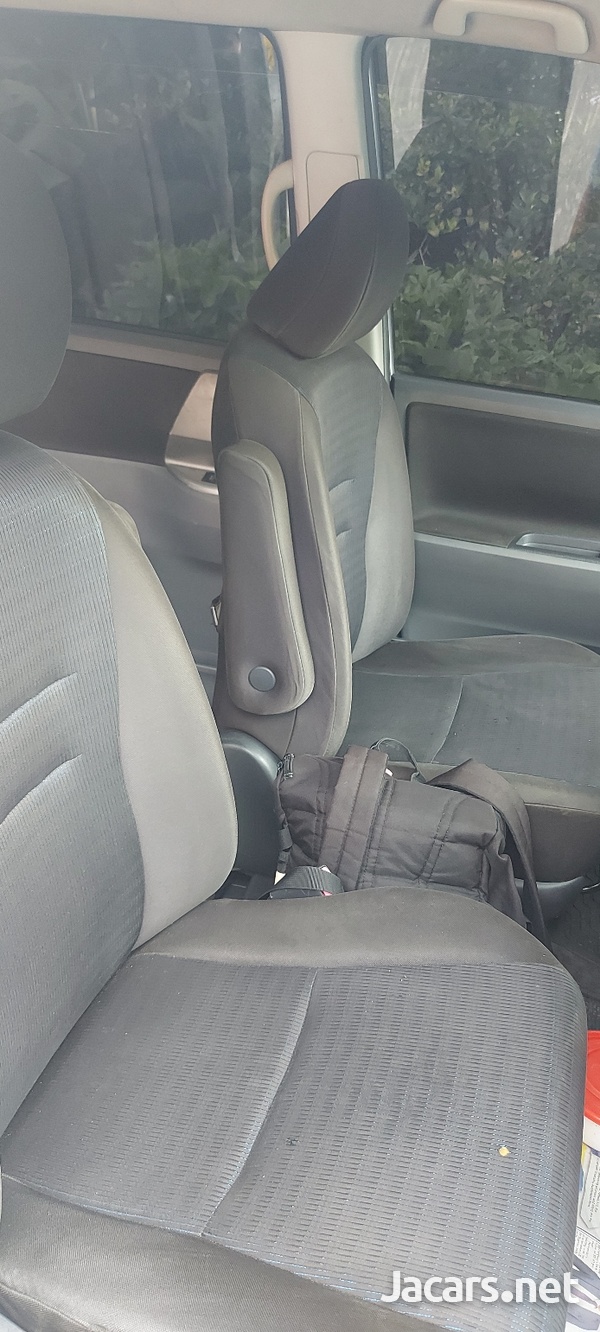 Toyota Voxy 2,0L 2010-10