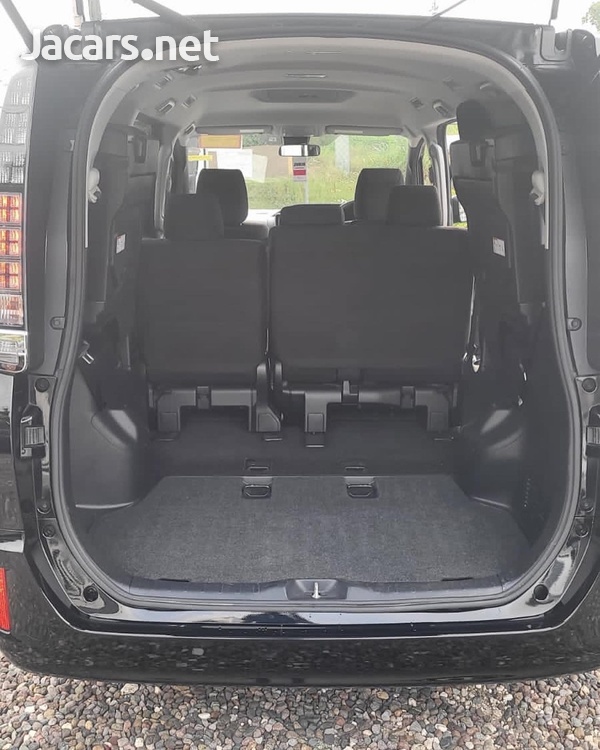 Toyota Voxy 2,0L 2016-9