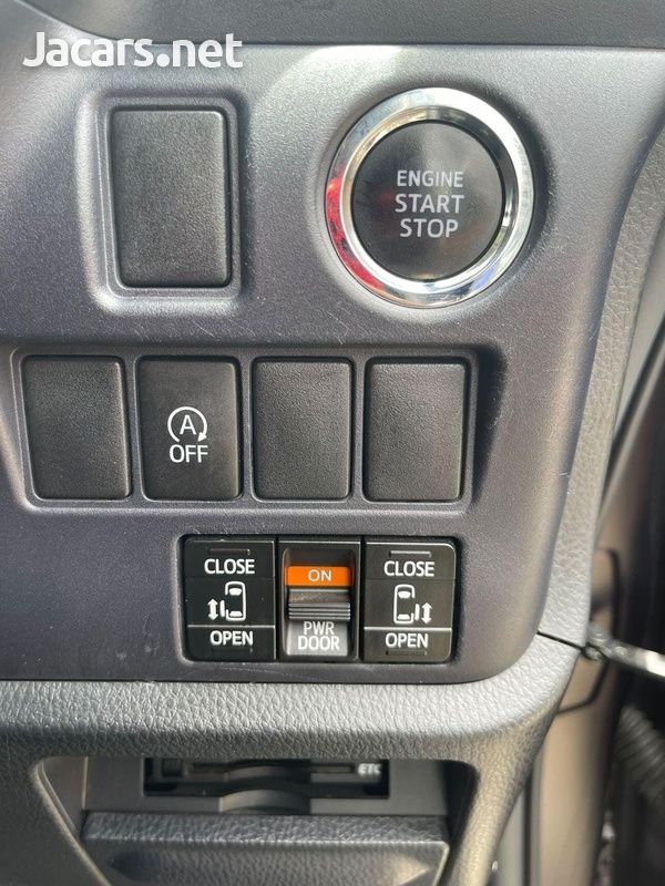 Toyota Voxy 2,0L 2014-7