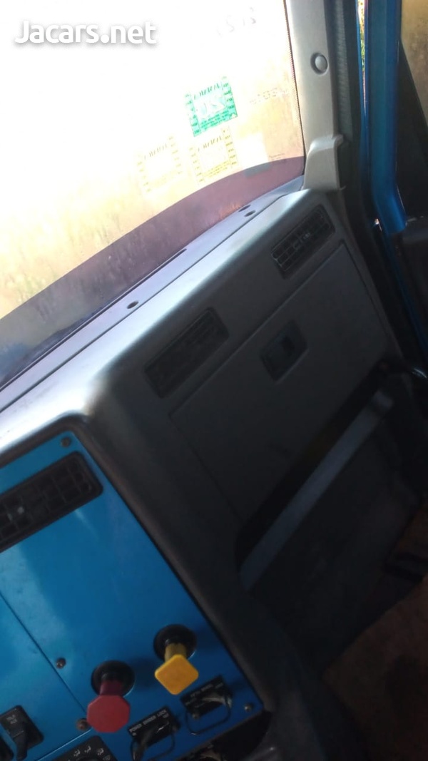 9100 International day cab-3