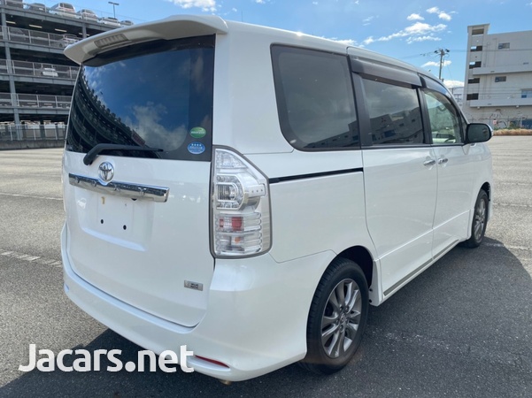 Toyota Voxy 2,0L 2012-3