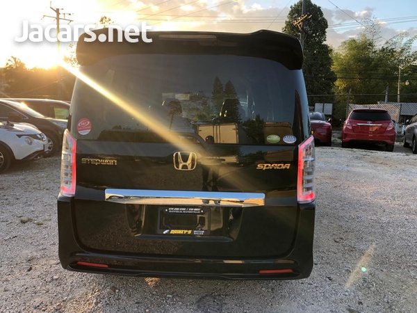 Honda Stepwgn Spada 2,0L 2013-5
