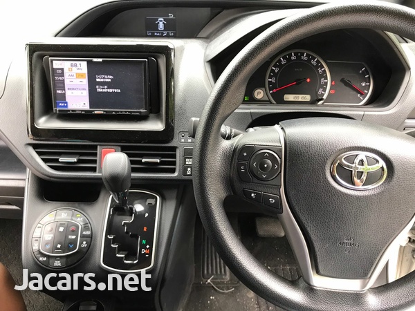 Toyota Voxy 2,0L 2016-4