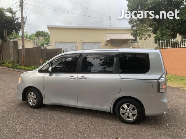 Toyota Voxy 2,0L 2012-4