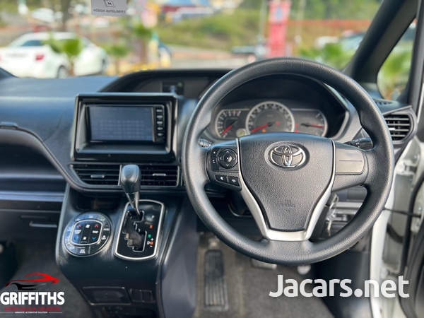 Toyota Noah 2,0L 2017-9