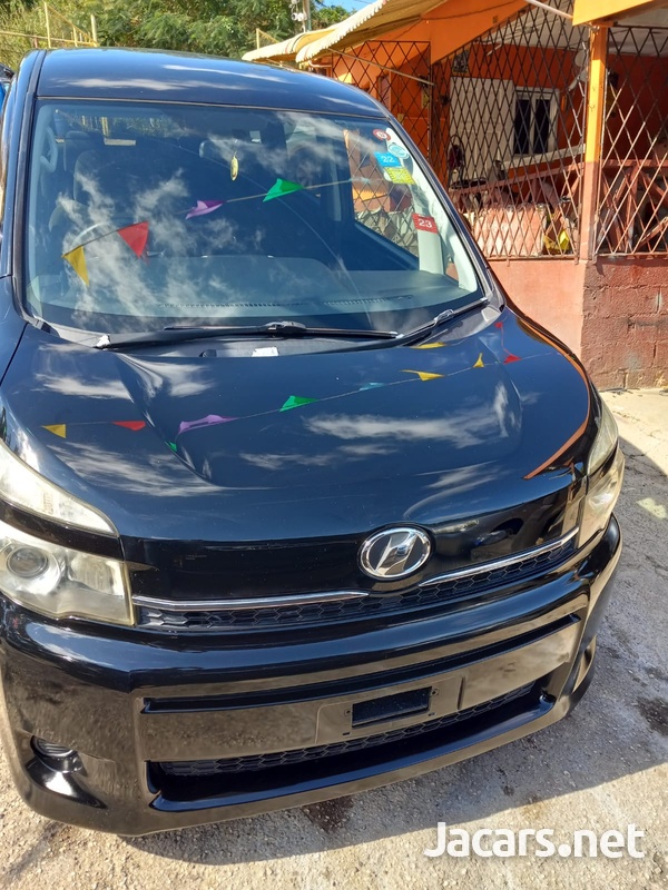 Toyota Voxy 2,0L 2010-1