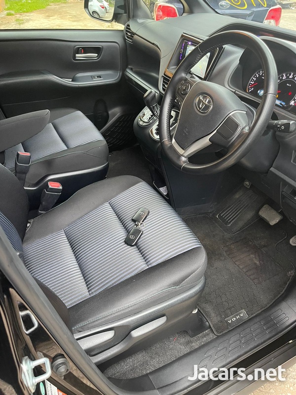 Toyota Voxy 2,0L 2014-10