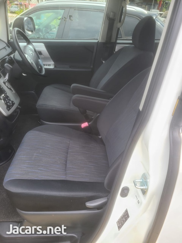 Toyota Noah 2,0L 2013-4