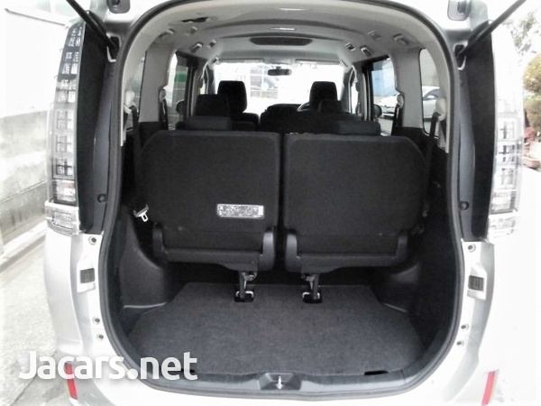 Toyota Voxy 2,0L 2016-6
