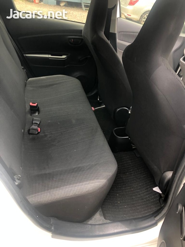 Toyota Vitz 1,3L 2015-8
