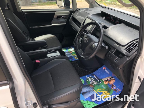 Toyota Voxy 2,0L 2013-9