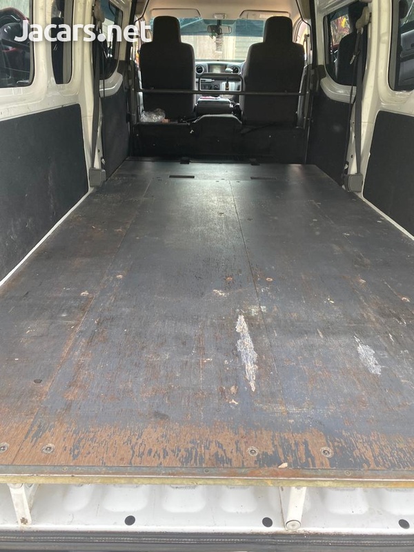 Nissan Caravan 2,5L 2011-3