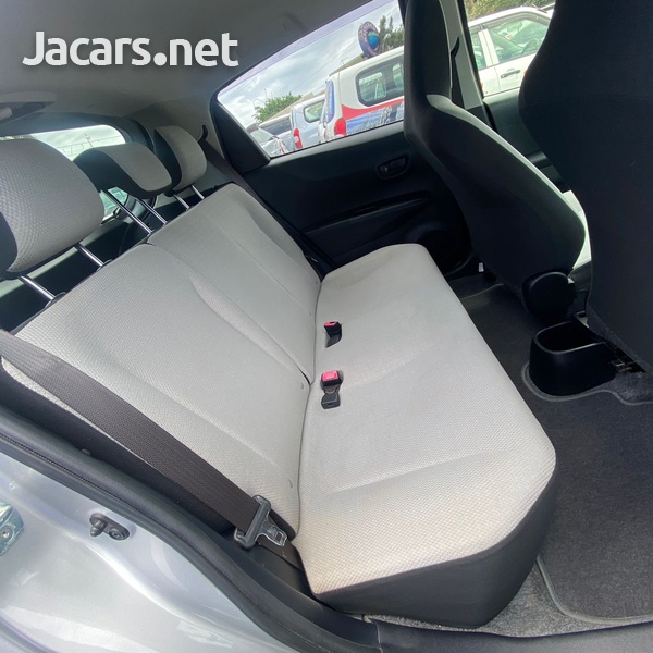 Toyota Vitz 1,3L 2013-6