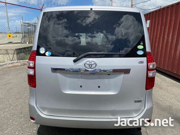 Toyota Noah 2,0L 2013-5