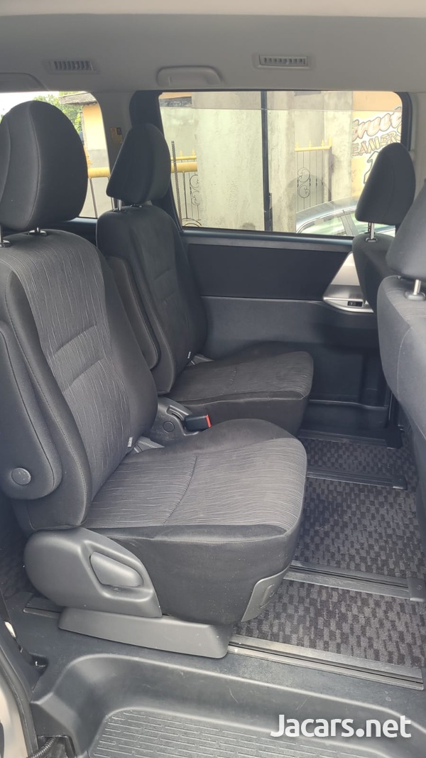 Toyota Noah 2,0L 2013-7