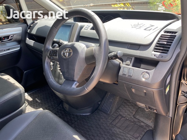 Toyota Voxy 1,8L 2013-6
