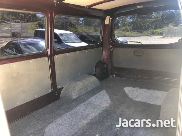 Nissan Caravan 2,0L 2012-4