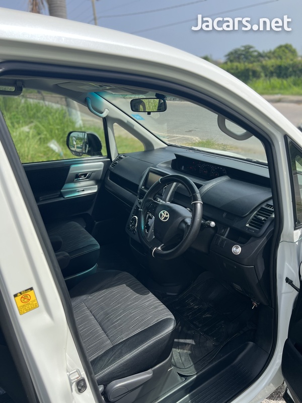 Toyota Voxy 2,0L 2012-12