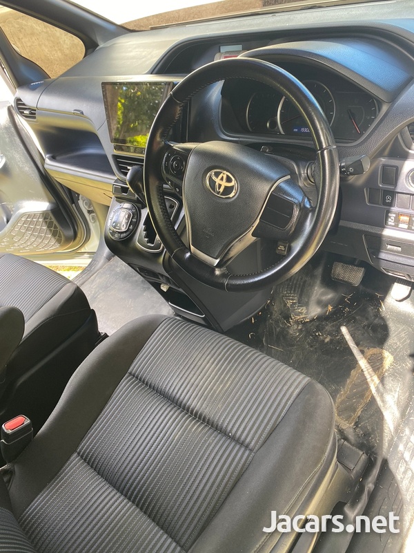 Toyota Voxy 2,5L 2014-6