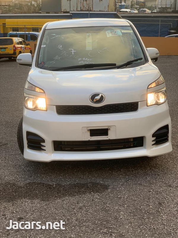 Toyota Voxy 2,0L 2012-5