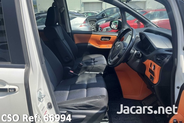 2014 Voxy with sunroof-7
