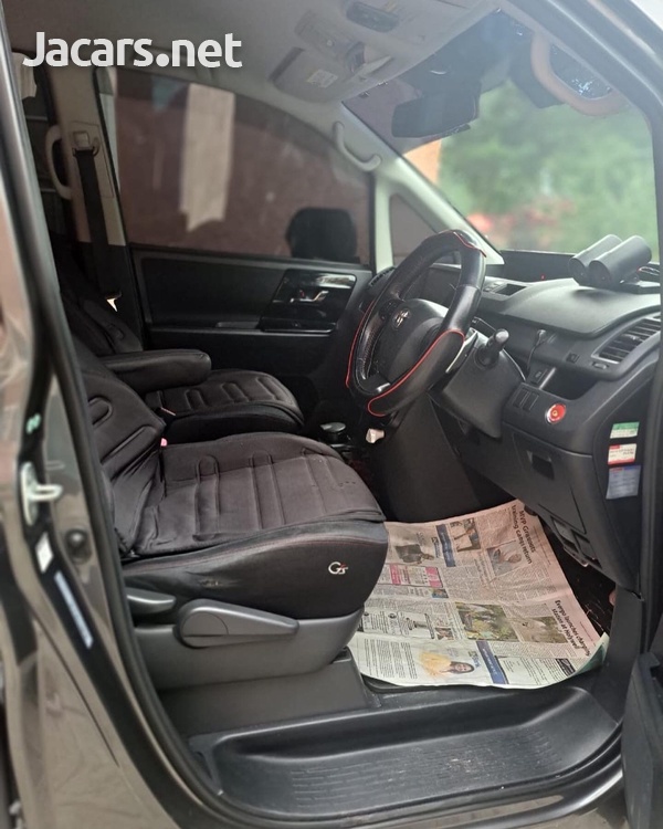 Toyota Noah 2,0L 2012-4