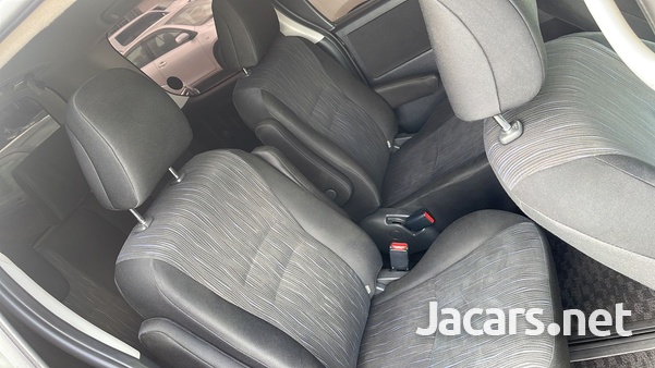 Toyota Voxy 2,0L 2011-9