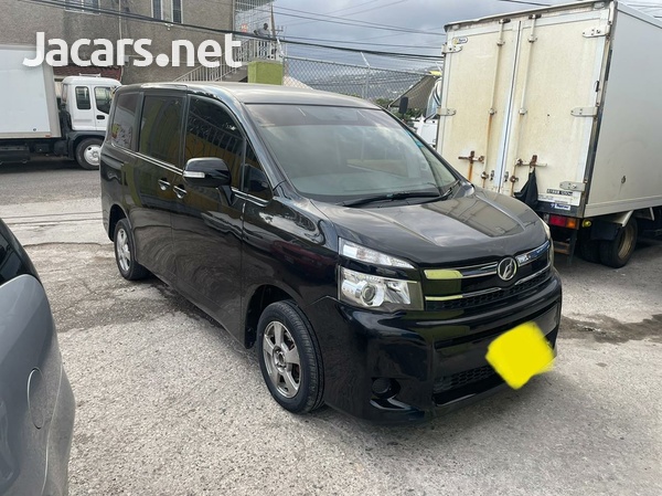 Toyota Voxy 2,0L 2010-4