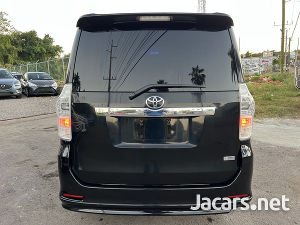 Toyota Voxy 2,0L 2013-6