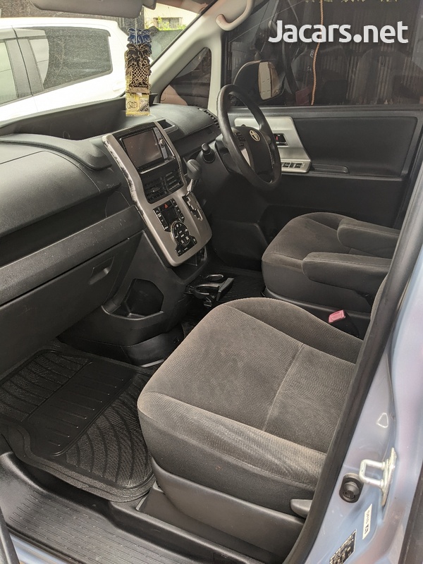 Toyota Noah 1,9L 2011-4