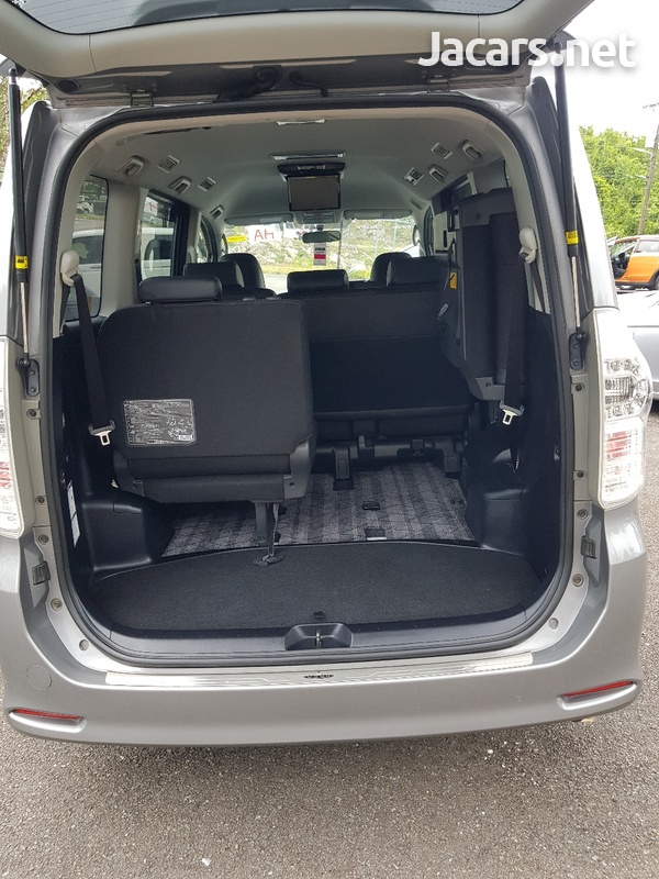 Toyota Voxy 2,0L 2013-10