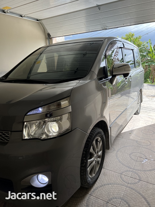 Toyota Voxy 2,0L 2012-4