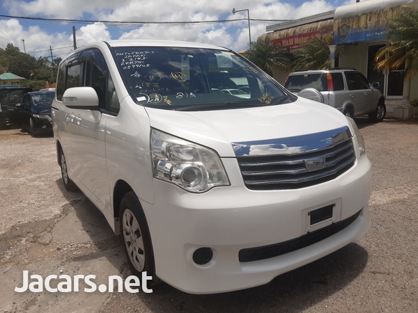 Toyota Noah 2,0L 2013-1