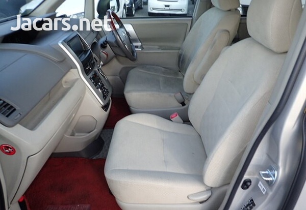 Toyota Noah 1,9L 2013-12