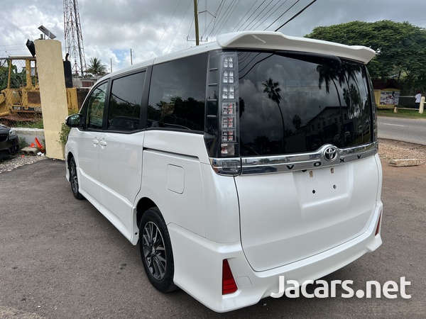 Toyota Voxy 2,0L 2014-6