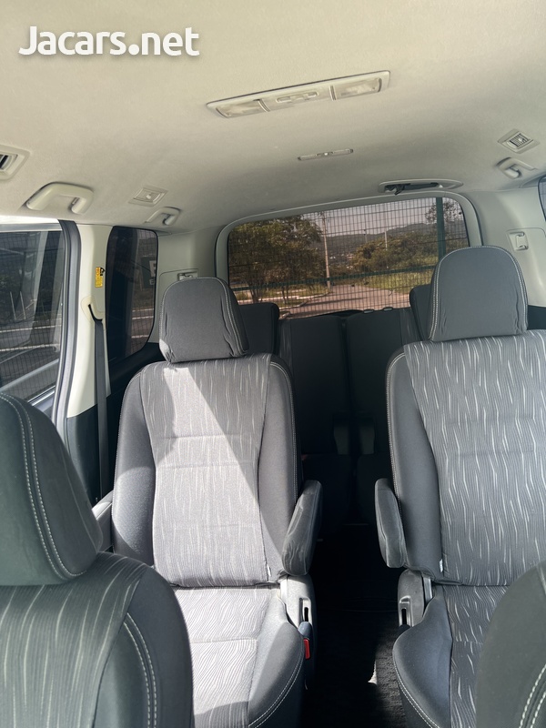 Toyota Voxy 2,0L 2012-10