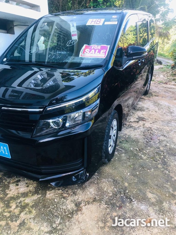 Toyota Voxy 2,0L 2015-4