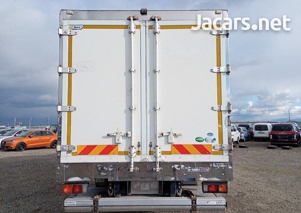 2012 UD 8 Ton Box Truck-11