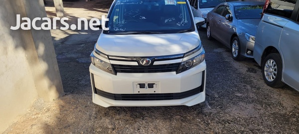 Toyota Voxy 2,0L 2014-2