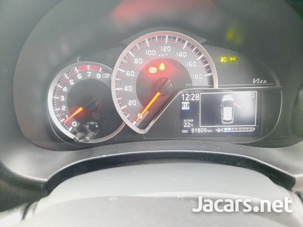 Toyota Vitz 1,3L 2015-9