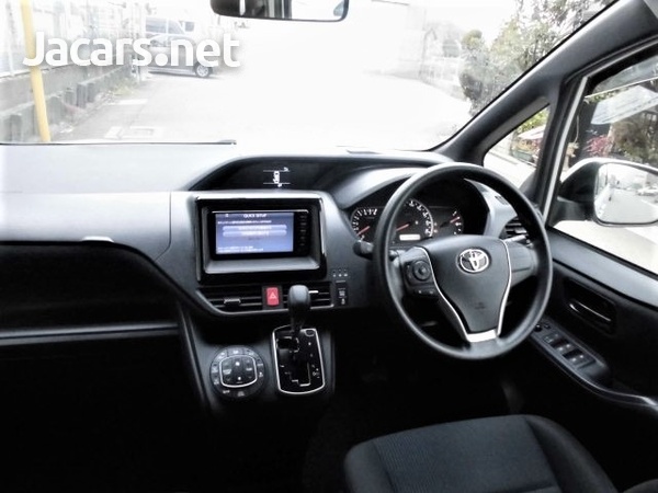 Toyota Voxy 2,0L 2016-15