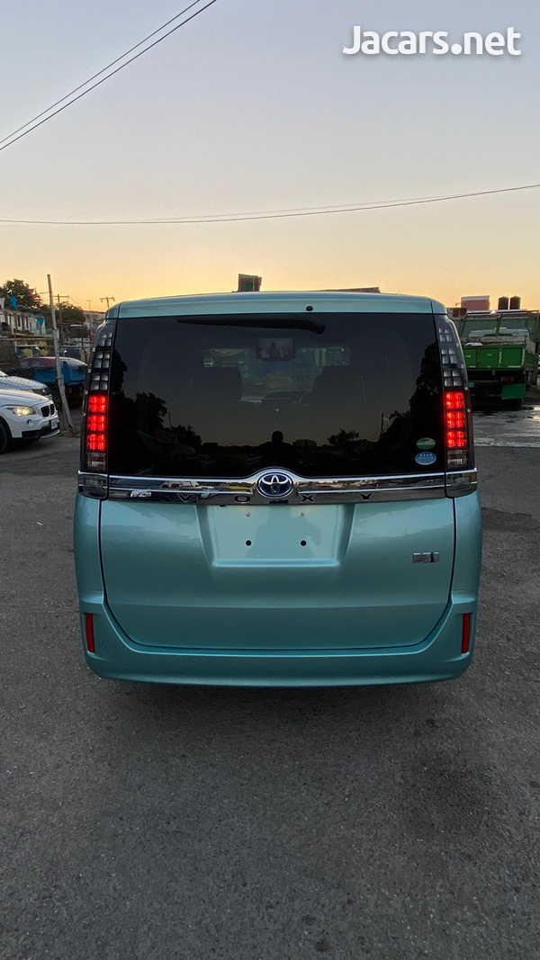 Toyota Voxy 2,0L 2016-6