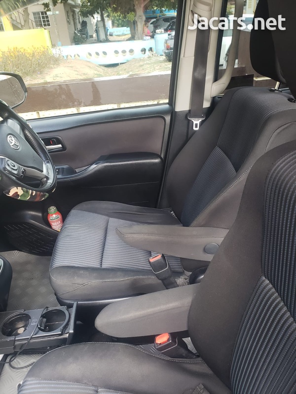Toyota Voxy 2,0L 2014-8